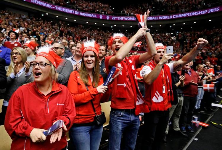 opbakning. De danske håndboldkvinder får masser af støtte ved VM i Herning i øjeblikket. Måske får tilskuerne også en OL-kvalifikation at følge. 