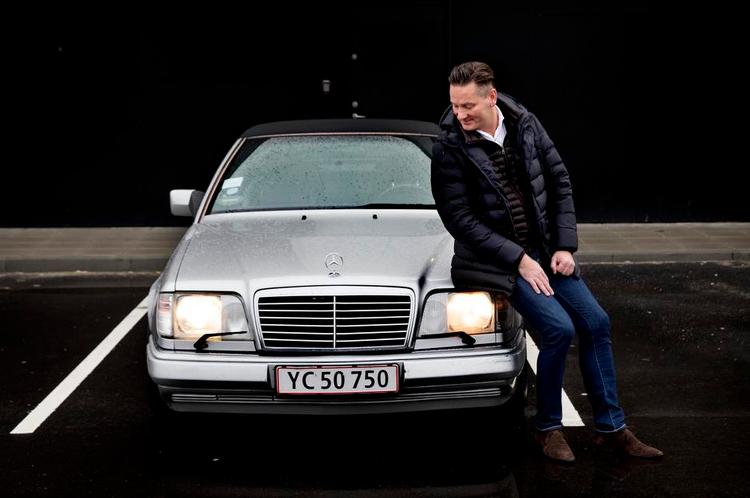 Yndlingsbilen. Direktør Jesper Boysen kan godt lide ny elektronik, men hans bedste bil er en ældre Mercedes. Finn Frandsen 