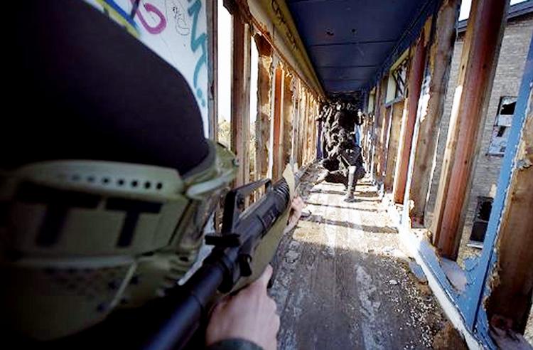 Korrekt. Sådan her skal det ifølge loven se ud, når man skyder på hinanden med softguns: På sikkerhedsgodkendte baner og med deltagere over 18 år. Folk under 18 ser imidlertid ikke ud til at overholde loven ret godt. Softguns er nemlig den hyppigste årsag til øjenskader blandt børn og unge. 