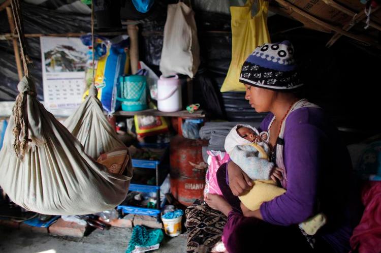 Brrr. Den 25-årige Kumari Thapa har for en måned siden født datteren Ayushma i teltbyen Chuchhepati, hvor hun har boet siden jordskælvet. 