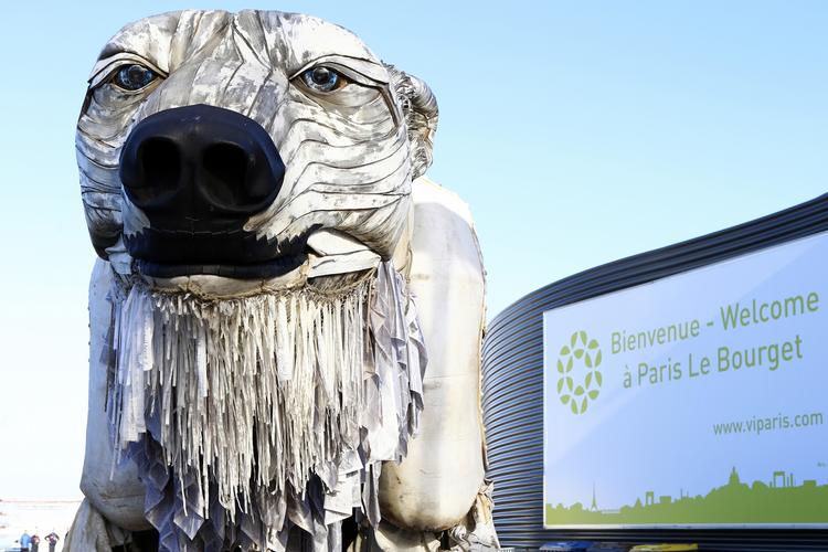 Klimabjørn. Foran topmødecentret, hvor en ny klimaaftale bliver forhandlet på plads, har Greenpeace opstillet en flere merter høj isbjørn 