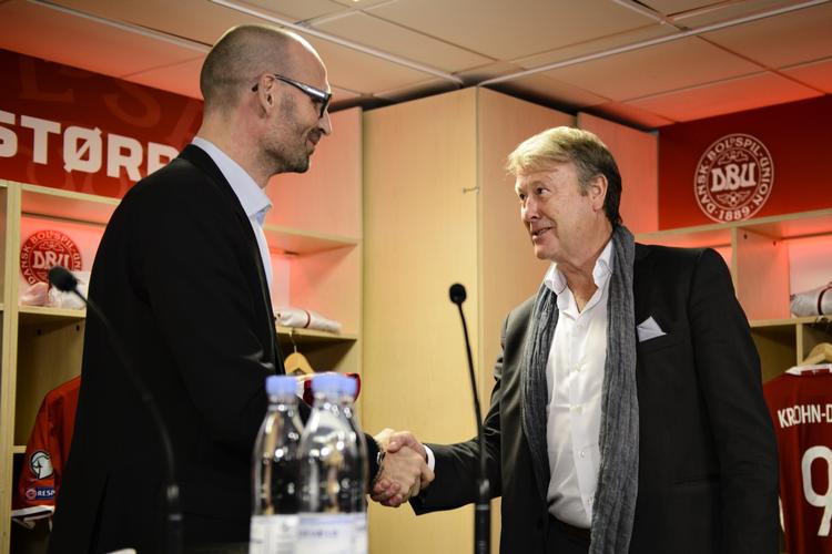 Håndslag. Åge Hareide (th) og DBU’s adm. direktør Claus Bretton-Meyer har indgået aftale fra 1. marts og frem til sommeren 2018. 