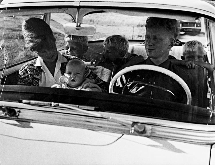 Røg. En læser spørger, om det påvirker hans børn, at de sidder i en bil med bedsteforældre, der ryger. 