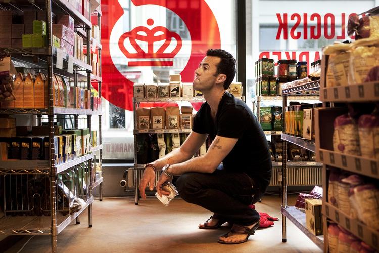 Rigere. Rekordlav inflation giver den typiske danske familie 375 kroner mere at leve for hver måned. Penge, der eksempelvis kunne bruges til at skrue op for det økologiske forbrug. 