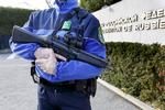 BEVOGTNING. Schweizisk betjent foran den russiske ambassade i Geneve, hvor myndighederne i dag hævede sikkerhedsberedskabet og eftersøgte flere formodede islamister. 