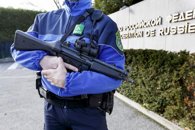 BEVOGTNING. Schweizisk betjent foran den russiske ambassade i Geneve, hvor myndighederne i dag hævede sikkerhedsberedskabet og eftersøgte flere formodede islamister. 