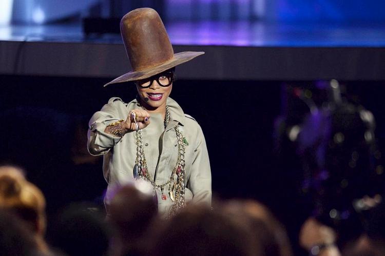 Badu-baduuuu. Et helt album over telekommunikation og mangel på samme - Erykah Baduh har haft det sjovt de 12 dage, hun indspillede sit nye album. Det kan høres. Det er cool, det er charmerende, det er sensuelt og elegant. 