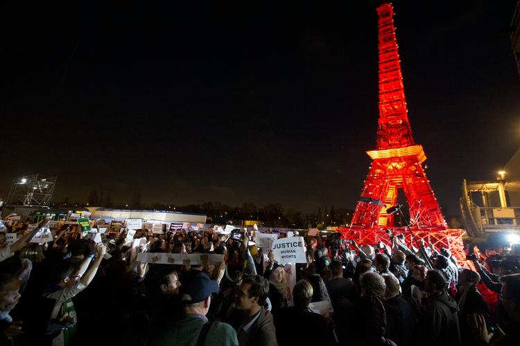 Protest. På trods af demonstrationerne under COP21, er klimatopmødets ansigt udadtil ungt og grønt og velfungerende. 