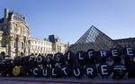 Klima. Aktivister foran Louvre-museet i Paris efterlyser en fossilfri fremtid. 