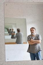 Revolution. Den slovenske filosof Slavoj Zizek tror ikke på, at en revolution er nært forestående, men han mener, at global regulering er den eneste mulighed for at komme ud af krisen. 