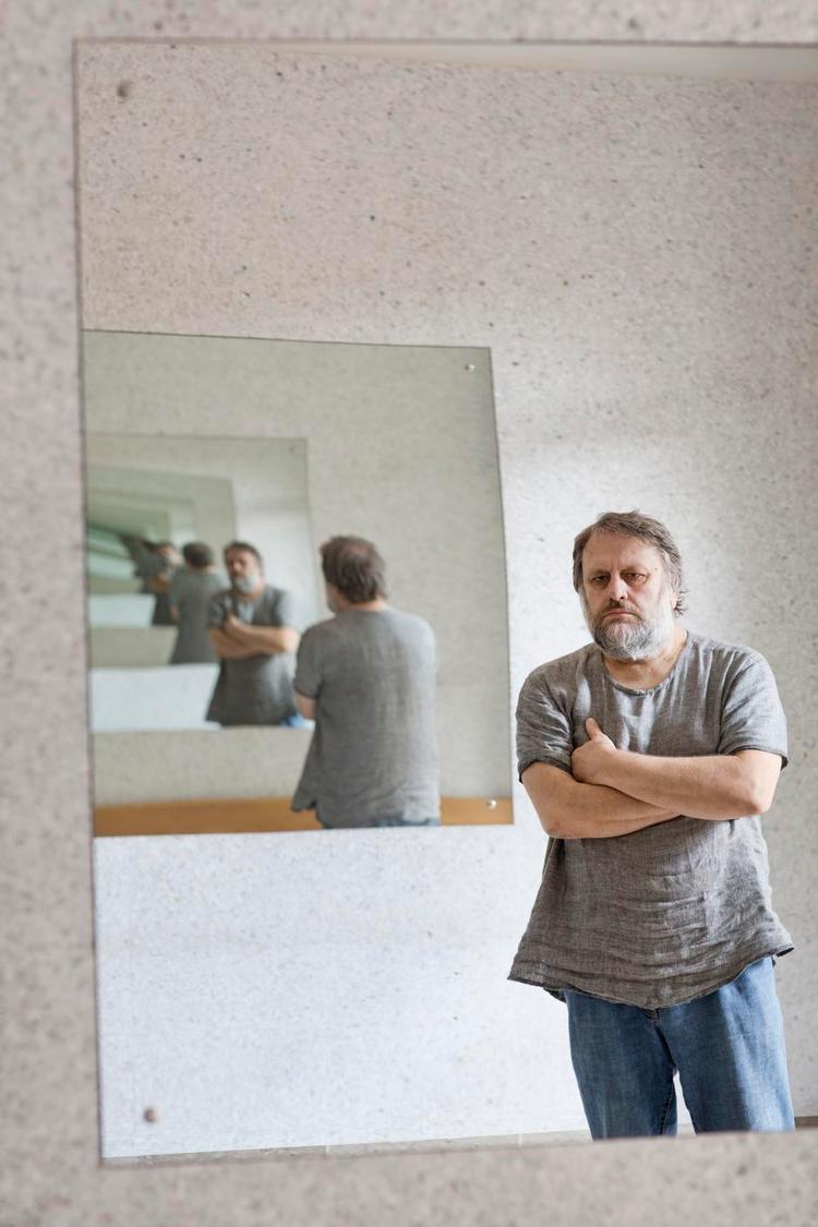 Revolution. Den slovenske filosof Slavoj Zizek tror ikke på, at en revolution er nært forestående, men han mener, at global regulering er den eneste mulighed for at komme ud af krisen. 