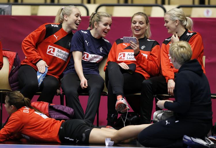 Sådan skal vi ordne Montenegro. opladning. Anna Sophie Okkels (tv.), Anne Mette Pedersen, forsvarschefen Pernille Holmsgaard og Stine Jørgensen i en afslappet stund. 