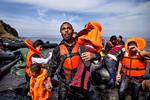 Grænser. Flygtninge og migranter går i land på den græske ø Lesbos. Et nyt EU-forslag vil give grænseagenturet Frontex bemyndigelse til at skrive ind, når landenes grænsekontrol halter. 