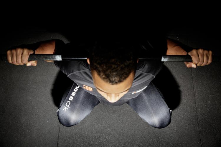 sådan. Knæene skal bukkes, så de går ud over fødderne, hvis man vil undgå skader, når man laver squats. 