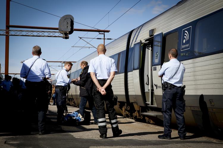 Kontrol. Ny lov åbner for, at regeringen i ekstraordinære situationer kan forpligte DSB og andre trafikselskaber til at lave id-kontrol på rejsende, inden de rejser ind i Danmark. 