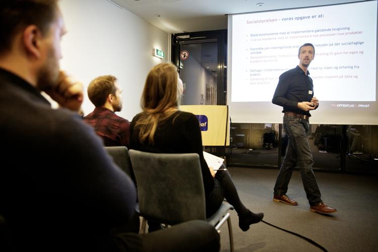 Tvivl. Martin Riget Nielsen (anden række) ved ikke om han vil flytte med Statens Administration til Nordjylland, eller finde et nyt job. Men familien bliver under alle omstændigheder boende i København. 