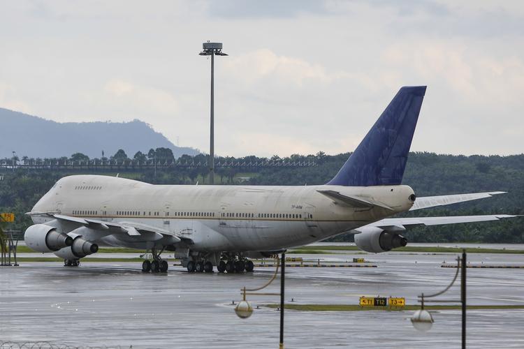 Efterladt. Tre Boeing 747-fly - også i folkemunde kaldet jumbojets - har i flere måneder stået på et parkeringsareal for fly i lufthavnen i Malaysias hovedstad, Kuala Lumpur. 