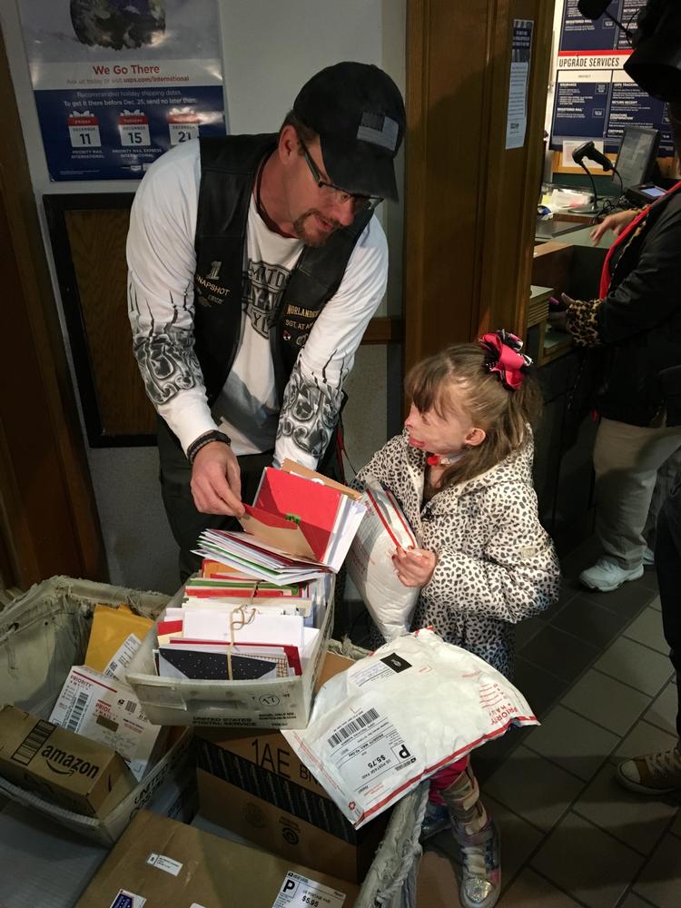 Populær. Safyre Terry på 8 år får så mange julekort, at hun optager en hel sorteringsmaskine i hjembyen Schenectady i New York. En ven af familien, Kevin Clark, satte gang i postbølgen. 