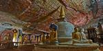 Malerisk. Lofterne i Dambulla-grottetemplet er dekorerede med indviklede mønstre af religiøse motiver, der følger klippernes konturer. Stedet kom i 1991 på Unesco's liste over verdensarv. 