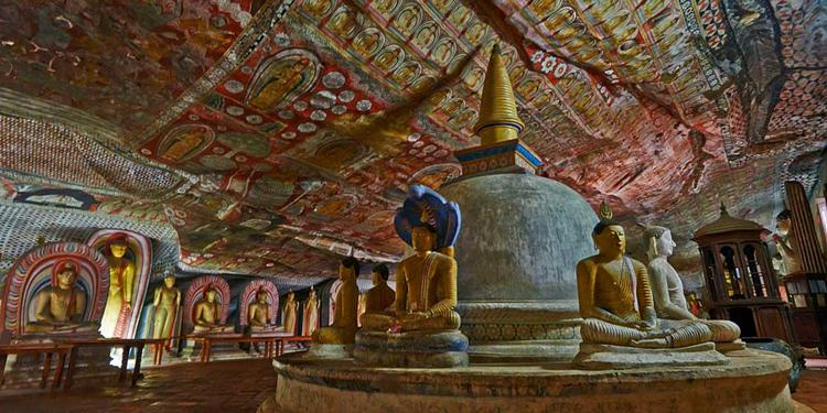 Malerisk. Lofterne i Dambulla-grottetemplet er dekorerede med indviklede mønstre af religiøse motiver, der følger klippernes konturer. Stedet kom i 1991 på Unesco's liste over verdensarv. 