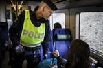 Papirtjek. Den seneste måned har svnesk politi bevogtet grænserne, blandt andet i togene på Hyllie station, der er den første på svensk grund efter København. DEnne kontrol bliver nu udviddet med en id-kontrol, hvor kun personer med gyldigt id eller pas kan krydse gænsen til Sverige. 
