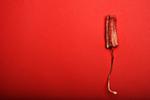 NED. Det er den retning, franske feministgruppe har krævet, at prisen på tamponer, bind og menstruationskopper skal gå. Og nu lytter de franske politikere omsider til dem. 