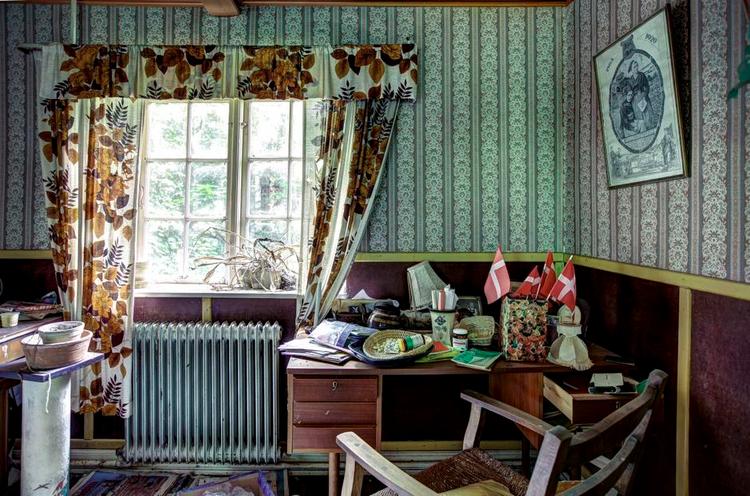 Forduftet. Den gamle radio spiller ikke, uret er gået i stå og hvad blev der af dem der boede i 'Hus E' og hvem flagede de for? 