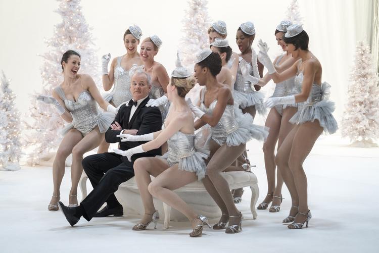 Vintervidunderland. Der bliver gået til vaflerne med glimmersne og effekter, når Bill Murray lander i sin egen fantasi om et juleshow - med damer og musik. 