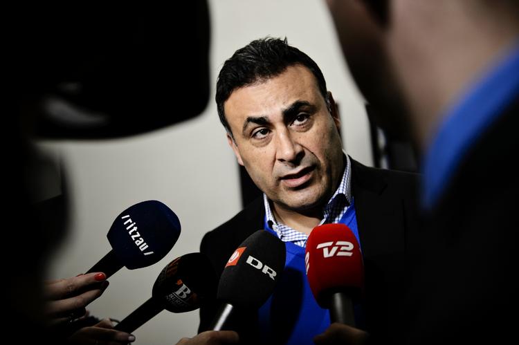 Protest. Regeringen står til at komme i mindretal i om ulandsbesparelser, fordi de konservative vil undlade at stemme om SF-beslutningsforslag 