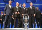 Lodtrækning. Trænerne for holdene trukket i gruppe D stillede op til foto efter lodtrækningen til EM i Frankrig i 2016. Fra venstre: Kroatiens træner Ante Cacic, Vicente Del Bosque, træner for Spanien, Tyrkiets træner Fatih Terim og Pavel Vrba, træner for Tjekkiet. 