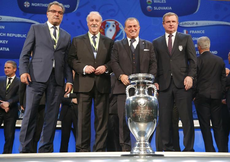 Lodtrækning. Trænerne for holdene trukket i gruppe D stillede op til foto efter lodtrækningen til EM i Frankrig i 2016. Fra venstre: Kroatiens træner Ante Cacic, Vicente Del Bosque, træner for Spanien, Tyrkiets træner Fatih Terim og Pavel Vrba, træner for Tjekkiet. 