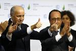 Thumbs up. Glæden over den historiske klimaaftale var stor både i den store plenarsal i Le Bourget i Paris og på det sociale medie Twitter. 