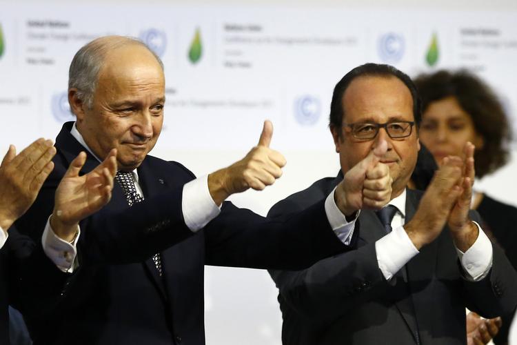 Thumbs up. Glæden over den historiske klimaaftale var stor både i den store plenarsal i Le Bourget i Paris og på det sociale medie Twitter. 