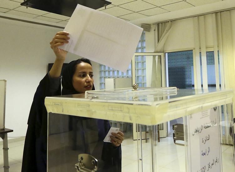 Valgret. Ikke alene stemte Suadi-Arabiens kvinder for første gang  ved lørdagens valg, en kvinde blev også valgt. 