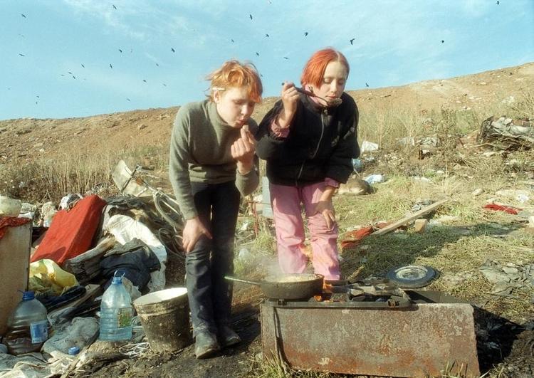 Kummerligt. Andre menneskers affald er, hvad Jula (th.) og de andre børn og voksne lever af. Deres hjem er en losseplads nær Moskva. Fattigdommen er stor, men det er sammenholdet også, viser den prisvindende dokumentar, der foregår over 14 år. 