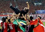 PENGESTÆRK. Nyrige GuangzhouEvergrande fra Kina har fået VM-vinderen 2002 Luiz Felipe Scolari som træner. Her kastes han i luften efter holdets sejr i Asiens udgave  Champions League i sidste måned. 