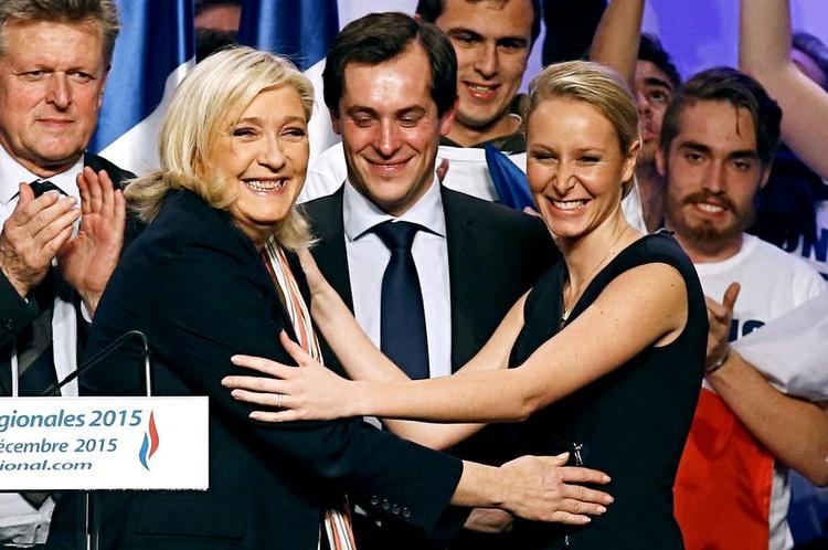 Familiepartitræf. Lederen af det franske Front National, Marine Le Pen (tv.), møder sin niece, Marion Maréchal-Le Pen, der er regional leder af partiet i det sydøstlige Frankrig. Kombinationen af de to kvinder tegner lovende for det partiet ved det kommende præsidentvalg. Arkivfoto: Francois Mori/AP 