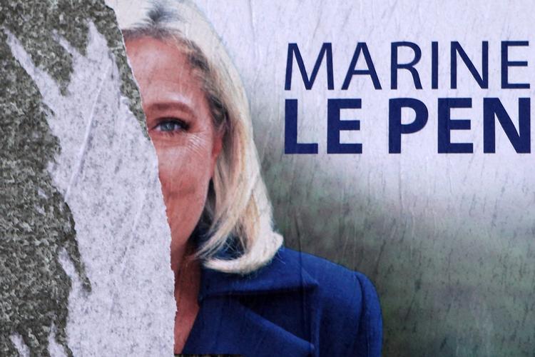 VALGKAMP. Marine Le Pen og hendes Nationalfront udfordrer de gamle partier i Frankrig og kan i dag vinde det første valg i de store regioner. 