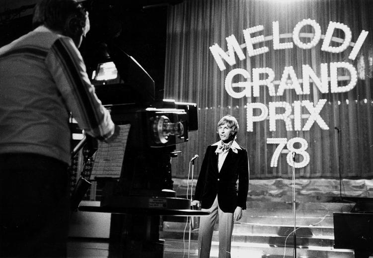 Hits. Jørgen de Mylius blev i 1960'erne og 1970'erne den samlende figur omkring hitlister herhjemme. Her ses han som konferencier til Melodi Grand Prix i 1978. 