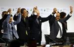 Aftale. Frankrigs præsident, Francois Hollande, den franske udenrigsminister og præsident for COP21, Laurent Fabius, FNs klimachef, Christiana Figueres og FNs generalsekretær, Ban ki-Moon hæver armene, da det står klart, at alle  196 lande er enedes om en aftale. 
