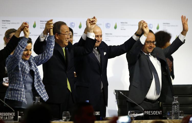 Aftale. Frankrigs præsident, Francois Hollande, den franske udenrigsminister og præsident for COP21, Laurent Fabius, FNs klimachef, Christiana Figueres og FNs generalsekretær, Ban ki-Moon hæver armene, da det står klart, at alle  196 lande er enedes om en aftale. 