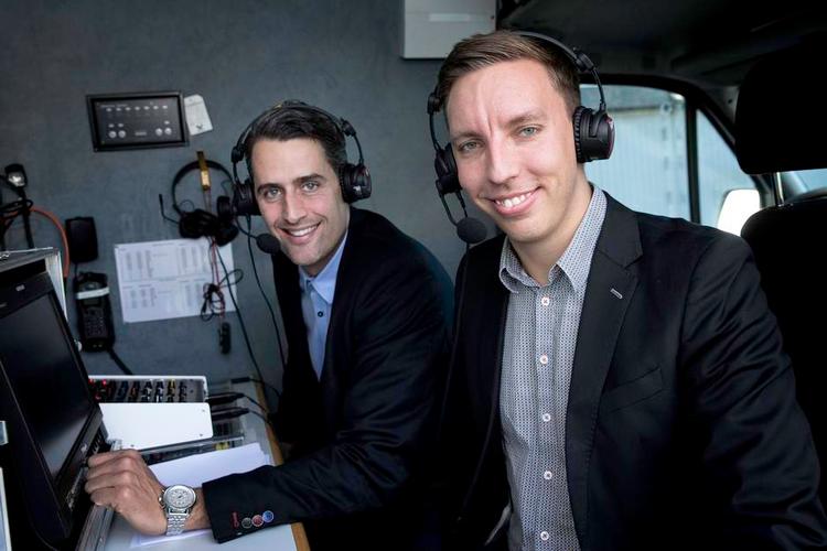 Boxen. DR's Lars Krogh Jeppesen (tv.) og Jens Jacob Juulsager i kommentatorboksen i Herning, hvor alle de danske kampe spilles. 