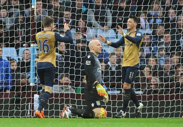 assistkonge. Kun fire Arsenal-spillere har nogensinde præsteret 13 assists på en sæson i Premier League. Mesut Özil (th) er en af dem efter hans målgivende aflevering til Aaron Ramsey (tv). Og sæsonen er stadig ung. 