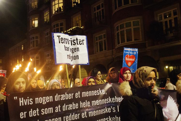 Fredsmarch. Mere end 500 gik i dag fra Søndermarken til Rådhuspladsen. På turen ned ad Vesterbrogade kiggede folk nysgerrigt med fra vinduerne. 