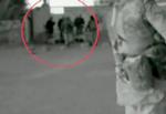 Passivitet. En video viser en irakisk fange blive slået og trampet på af irakiske sikkerhedsstyrker, uden at danske og britiske soldater griber ind. 