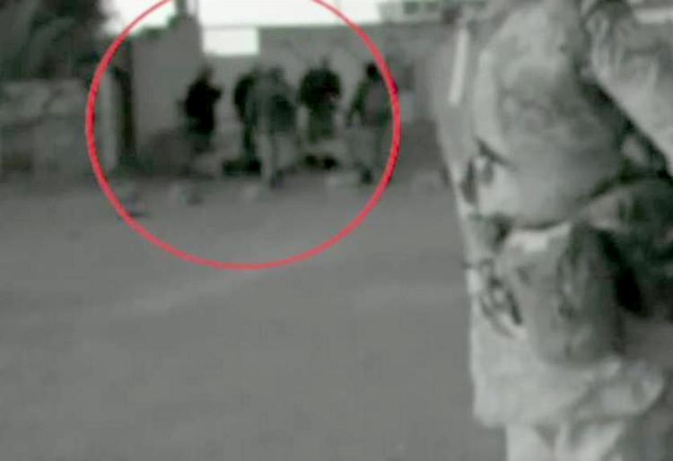 Passivitet. En video viser en irakisk fange blive slået og trampet på af irakiske sikkerhedsstyrker, uden at danske og britiske soldater griber ind. 
