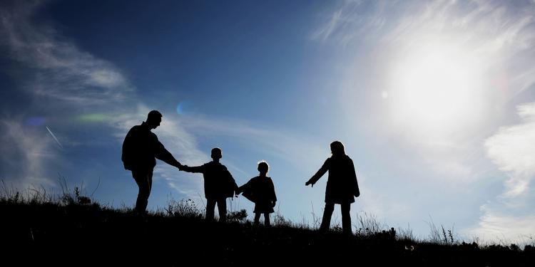 Skævt. Hvert år for omkring 200 børn i Danmark konstateret kræft, mens 300 får foretaget et hjertekirurgisk indgreb. Alligevel udbetaler forsikringsbranchen uforholdsmæssigt få 'kritisk sygdom'-beløb i forbindelse med børnenes alvorlige situation. 