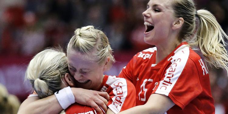 Rikke Poulsen blev officielt kåret til kampens bedste spiller, men i Storkamp. Politikens bog var det Pernille Holmsgaard (th.), der her jubler over sejren med Rikke Skov og Stine Jørgensen. 