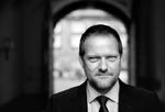 Forklaringsproblem. Dansk Folkepartis finansordfører, René Christensen, har haft travlt med at forklare sit partis politik i den seneste uge. Han har anklaget Finansministeriet for at regne forkert, men står fortsat på mål for dele af besparelserne på ældres boligydelse. 