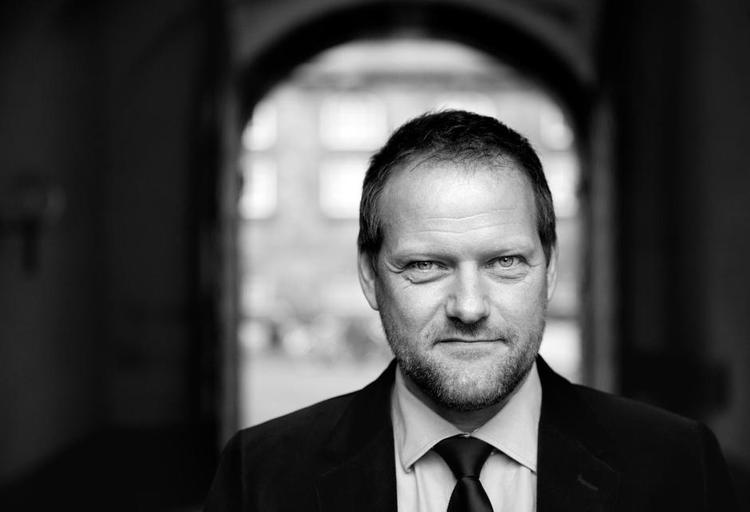 Forklaringsproblem. Dansk Folkepartis finansordfører, René Christensen, har haft travlt med at forklare sit partis politik i den seneste uge. Han har anklaget Finansministeriet for at regne forkert, men står fortsat på mål for dele af besparelserne på ældres boligydelse. 
